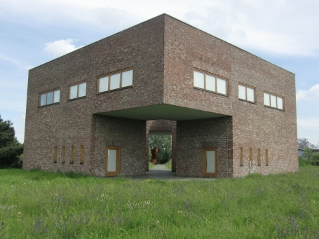 Raketenstation Hombroich : Haus für Biophysik, heute ist die Verwaltung der Langen Foundation dort untergebracht, Architektur von Erwin Heerich